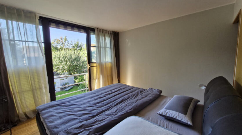 1. OG - Schlafzimmer mit Blick in den Garten