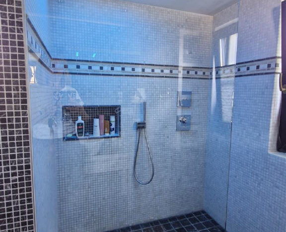 1. OG - Dusche mit Wechsellicht-Regendusche