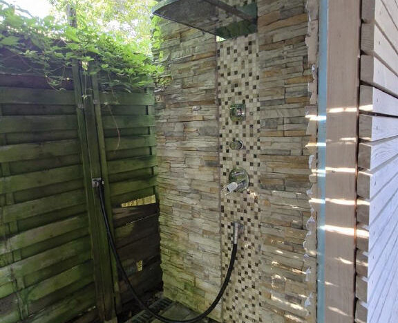 Außendusche im Saunahaus