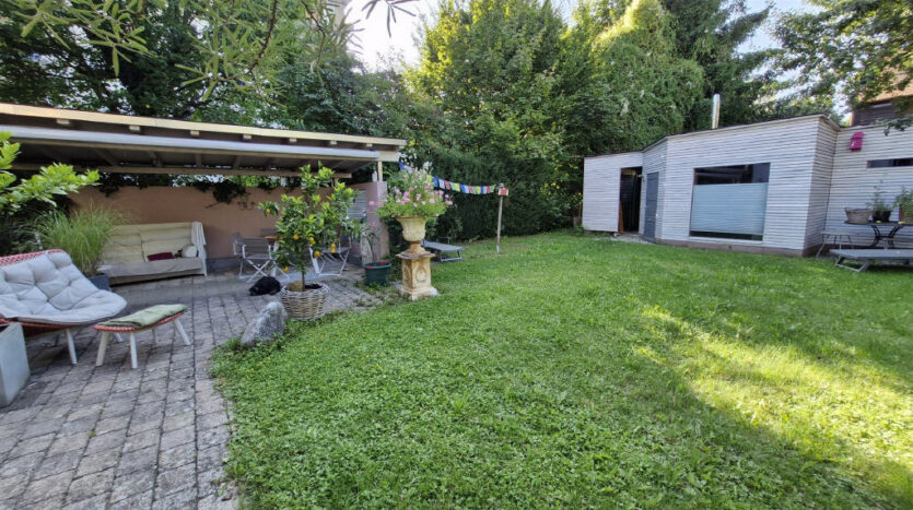 Saunahaus mit großer, überdachter Terrasse