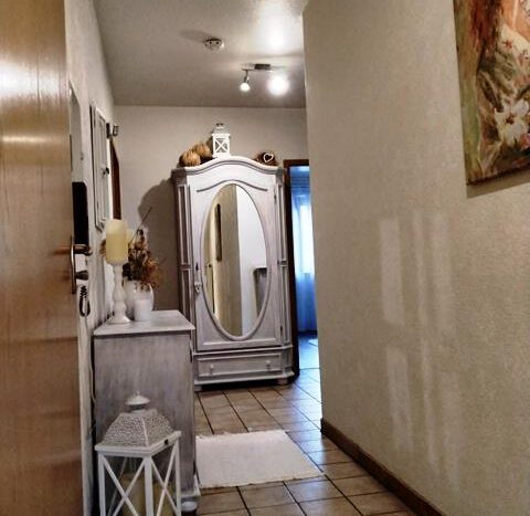 OG_Flur mit pflegeleichtem Fliesenboden