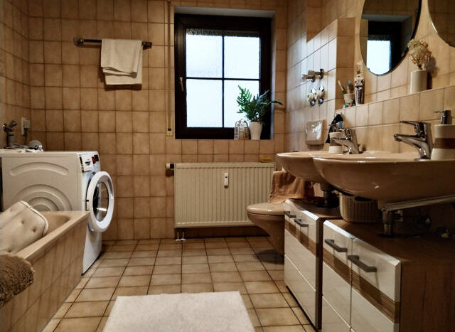 OG_Badezimmer mit Wanne   Dusche   WC