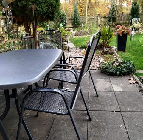kleine Terrasse hinter dem Haus