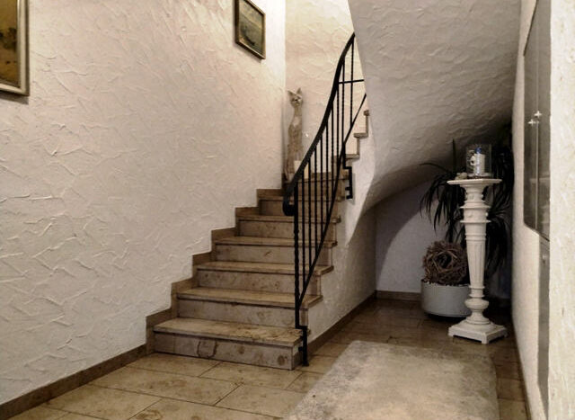 Treppenhaus mit Jura-Marmor