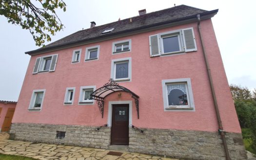 Mehrfamilienhaus mit Garage und viel Grünfläche zu verkaufen!