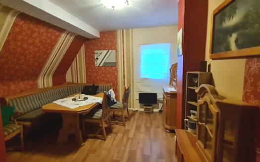 Mehrfamilienhaus mit Garage und viel Grünfläche zu verkaufen!