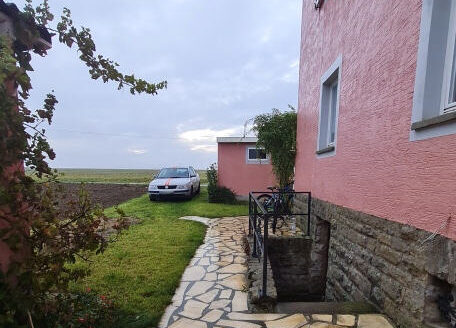 Mehrfamilienhaus mit Garage und viel Grünfläche zu verkaufen!