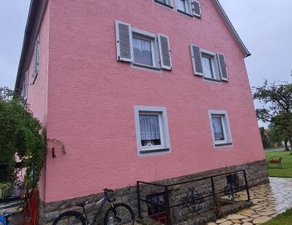 Mehrfamilienhaus mit Garage und viel Grünfläche zu verkaufen!