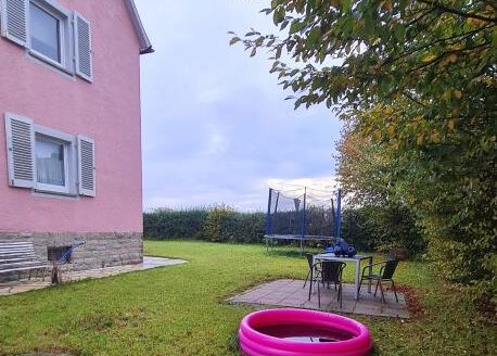 Mehrfamilienhaus mit Garage und viel Grünfläche zu verkaufen!