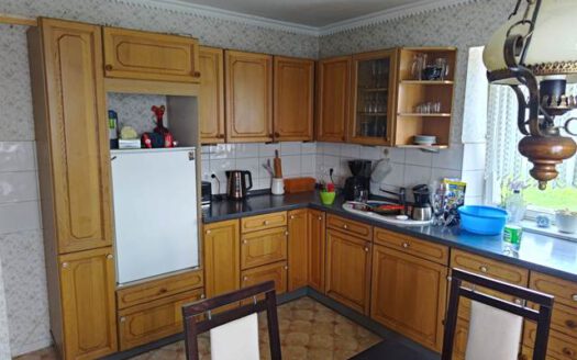 Mehrfamilienhaus mit Garage und viel Grünfläche zu verkaufen!