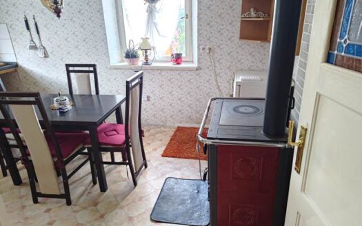 Mehrfamilienhaus mit Garage und viel Grünfläche zu verkaufen!