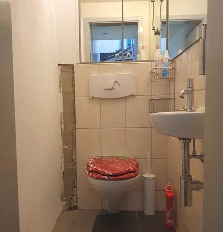 Gewerbeeinheit re., Toilette im UG