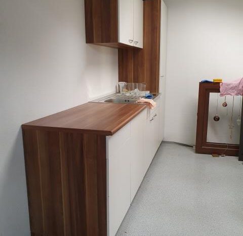 UG: Abstellraum mit Küche