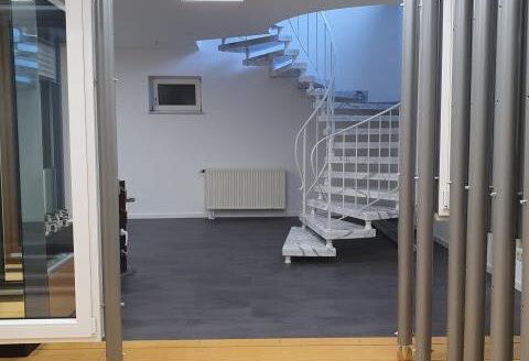 Helle Ausstellungs- und Ladenfläche in der Innenstadt zu vermieten!