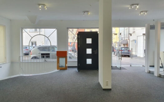 Helle Ausstellungs- und Ladenfläche in der Innenstadt zu vermieten!