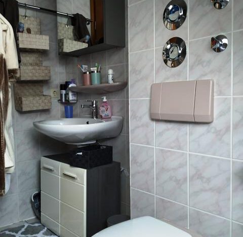 Badezimmer deckenhoch gefliest