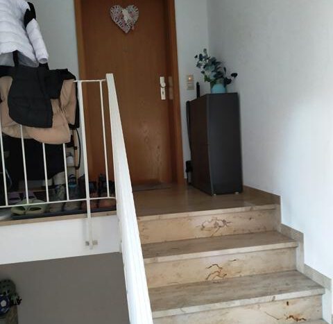 Treppenhaus mit Jura-Marmor-Treppe und Eisengeländ