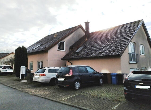 PKW-Stellplätze vor dem Haus