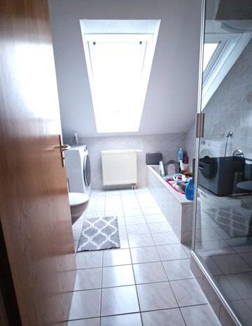 Tageslichtbad mit Wanne, Dusche, WC, WM-Anschluss