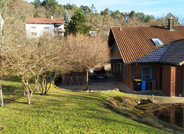 Überdachter Carport sowie Eingangsbereich