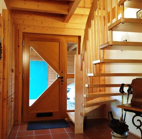 Aufgang ins Dachgeschoss mit hochwertiger Holztrep