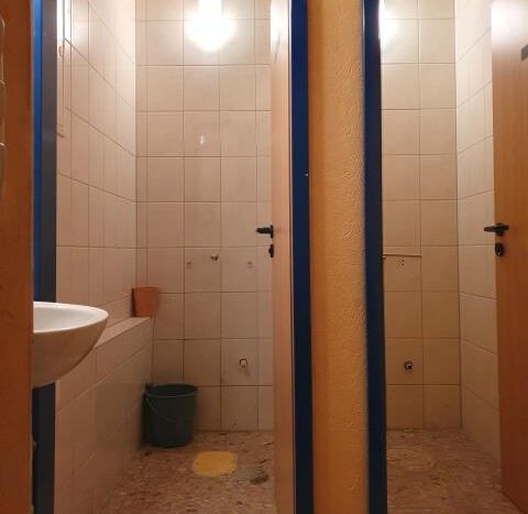 EG: Toiletten im Laden