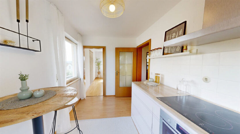 EG_Küche mit Zugang zum Esszimmer und Flur