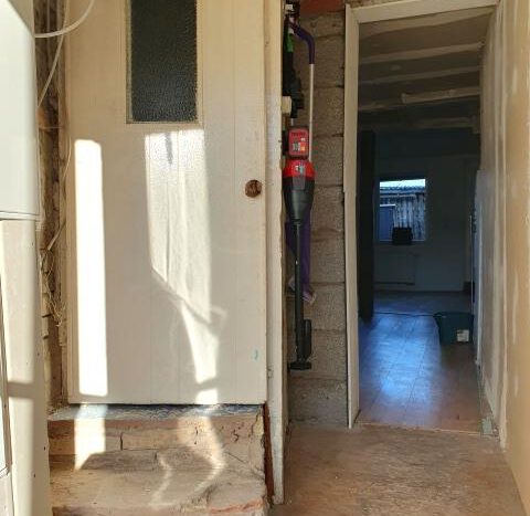 EG: Flur Richtung Esszimmer/Treppenaufgang zum DG