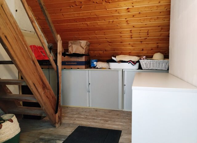 OG_Abstellraum mit Holztreppe ins DG