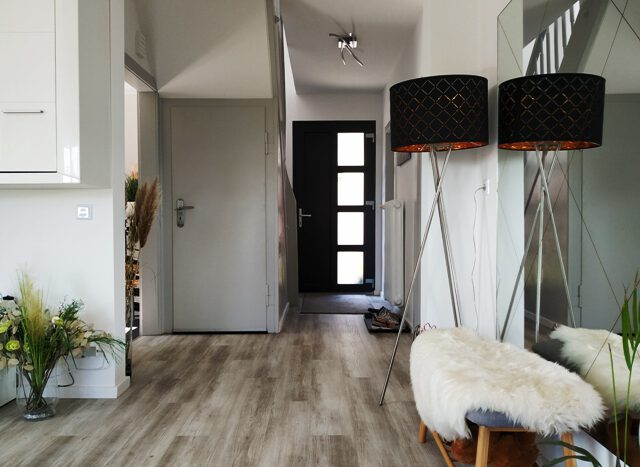 Blick vom Wohnzimmer zur Eingangstüre