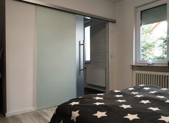 EG_Schlafzimmer mit direktem Zugang zum Bad