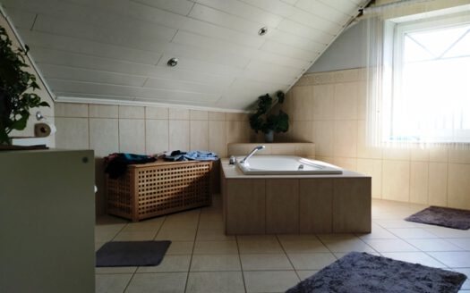 Sonnige Lage im bevorzugten Wohngebiet „Kirchberg“ – Einfamilienhaus mit Einliegerwohnung-