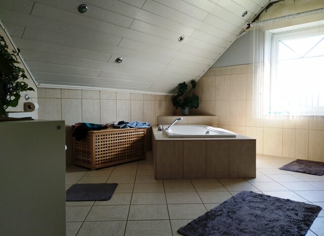 Badezimmer mit Wanne, Dusche und WC