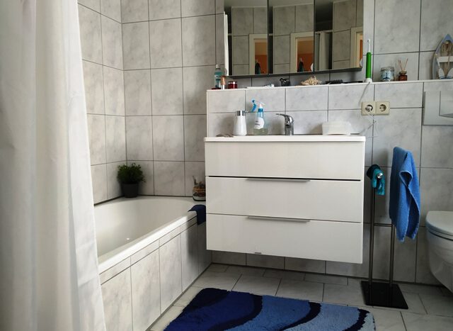 ELW_Badezimmer mit Wanne und WC sowie Waschmaschin