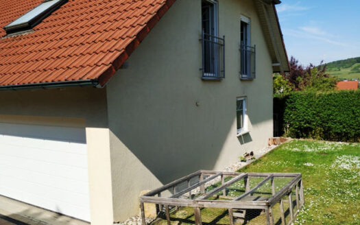 Sonnige Lage im bevorzugten Wohngebiet „Kirchberg“ – Einfamilienhaus mit Einliegerwohnung-