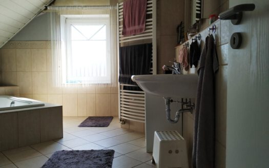 Sonnige Lage im bevorzugten Wohngebiet „Kirchberg“ – Einfamilienhaus mit Einliegerwohnung-