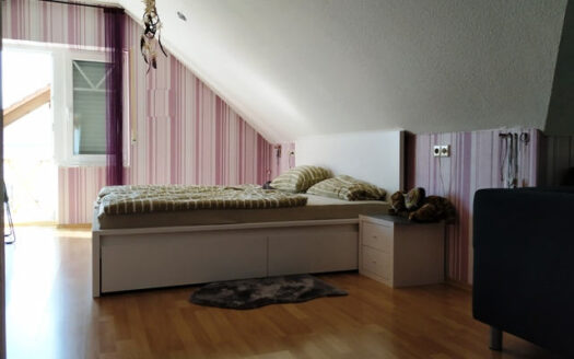 Sonnige Lage im bevorzugten Wohngebiet „Kirchberg“ – Einfamilienhaus mit Einliegerwohnung-