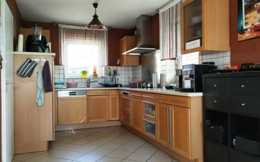 Sonnige Lage im bevorzugten Wohngebiet „Kirchberg“ – Einfamilienhaus mit Einliegerwohnung-