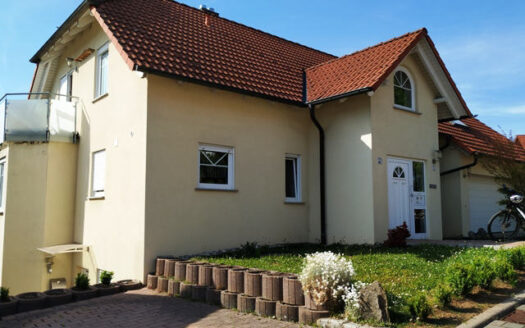 Sonnige Lage im bevorzugten Wohngebiet „Kirchberg“ – Einfamilienhaus mit Einliegerwohnung-