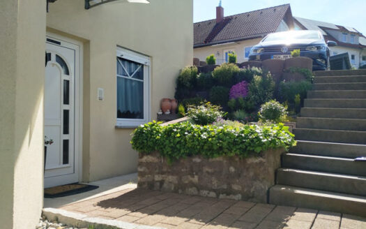 Sonnige Lage im bevorzugten Wohngebiet „Kirchberg“ – Einfamilienhaus mit Einliegerwohnung-