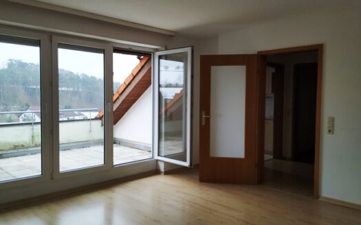 Wohnzimmer mit Zugang zur Loggia