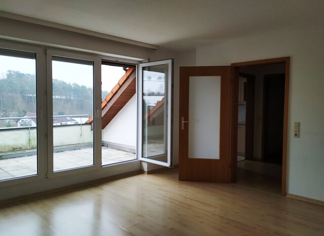 Wohnzimmer mit Zugang zur Loggia