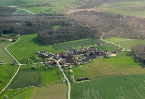 Landwirtschaftliche Teilhoffläche mit Grünland zu verkaufen!