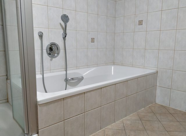 DG_Badezimmer mit Wanne, Dusche und  ...