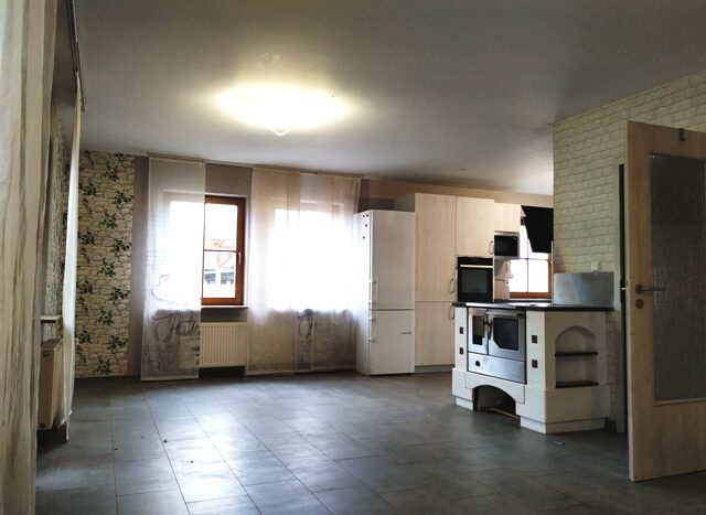 EG_offener Wohnbereich mit anthrazitgrauen Fliesen