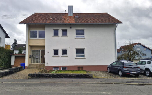 Dreifamilienhaus mit Garten, Garage und drei Stellplätzen