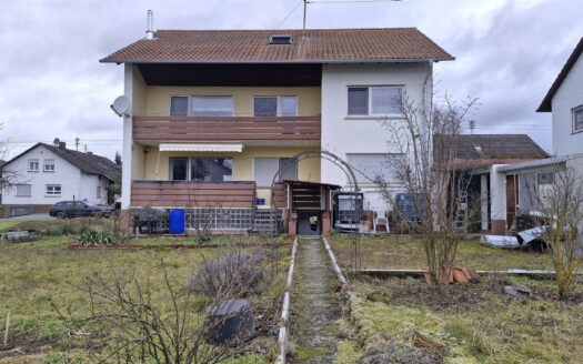Dreifamilienhaus mit Garten, Garage und drei Stellplätzen
