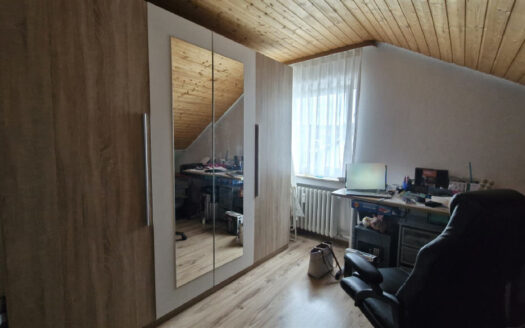 Dreifamilienhaus mit Garten, Garage und drei Stellplätzen