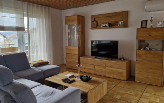 Dreifamilienhaus mit Garten, Garage und drei Stellplätzen