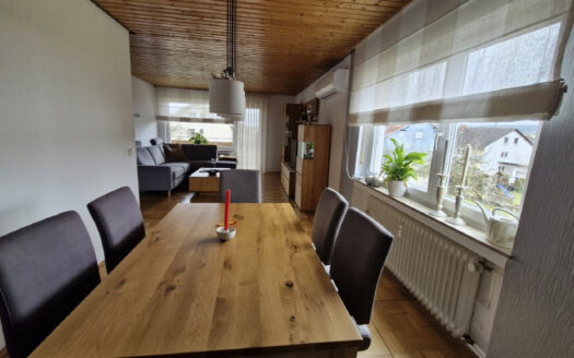 Dreifamilienhaus mit Garten, Garage und drei Stellplätzen